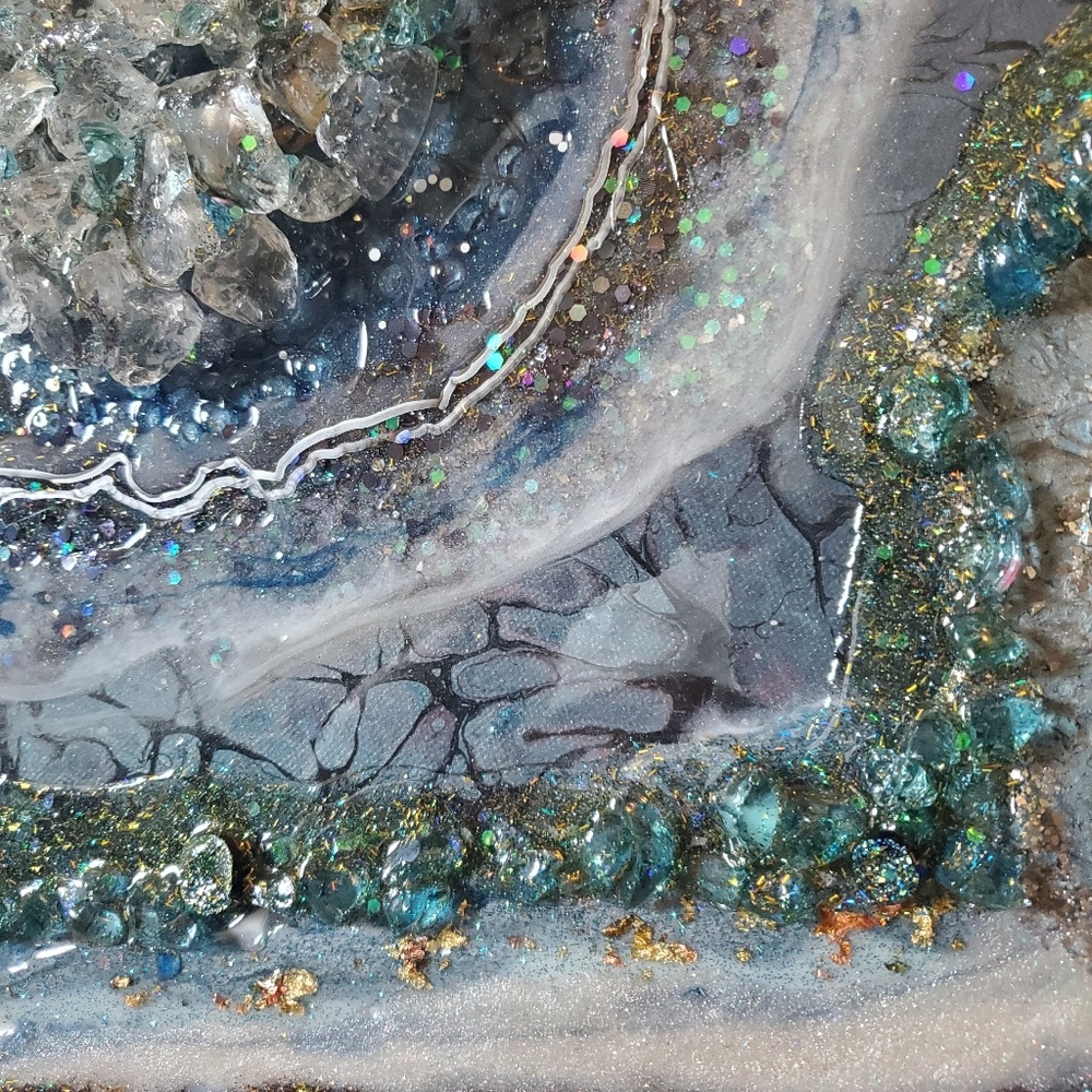 Geode table/wall art/resin & crystals - Picture 5 of 8